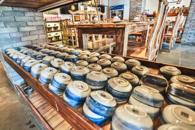 没有“马砂”怎么办？在白堤路这家天津范儿的“吃货大食堂”里，烧烤、火锅、麻小、炒海鲜可以轮番PK到清晨2点！