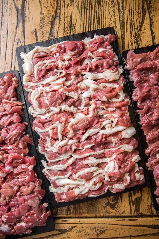 没有“马砂”怎么办？在白堤路这家天津范儿的“吃货大食堂”里，烧烤、火锅、麻小、炒海鲜可以轮番PK到清晨2点！