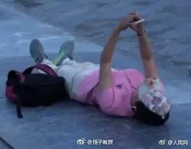 今晚读丨北京市民扎堆将天坛丹陛桥当“理疗床”