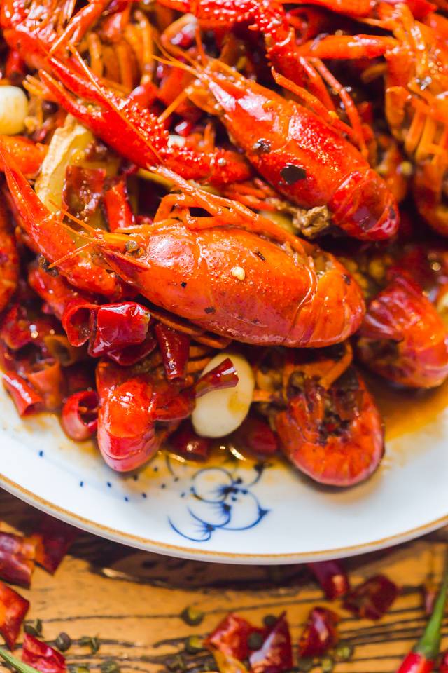 没有“马砂”怎么办？在白堤路这家天津范儿的“吃货大食堂”里，烧烤、火锅、麻小、炒海鲜可以轮番PK到清晨2点！