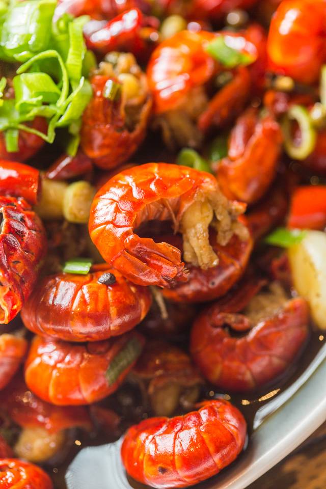 没有“马砂”怎么办？在白堤路这家天津范儿的“吃货大食堂”里，烧烤、火锅、麻小、炒海鲜可以轮番PK到清晨2点！