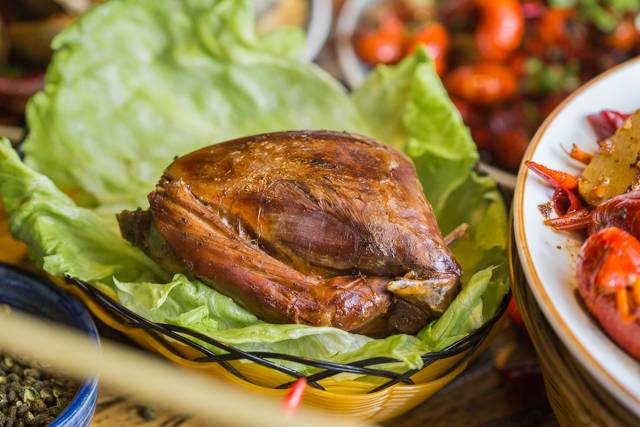 没有“马砂”怎么办？在白堤路这家天津范儿的“吃货大食堂”里，烧烤、火锅、麻小、炒海鲜可以轮番PK到清晨2点！