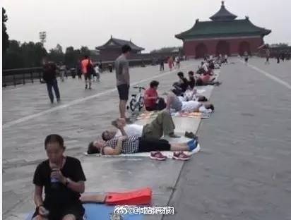 今晚读丨北京市民扎堆将天坛丹陛桥当“理疗床”