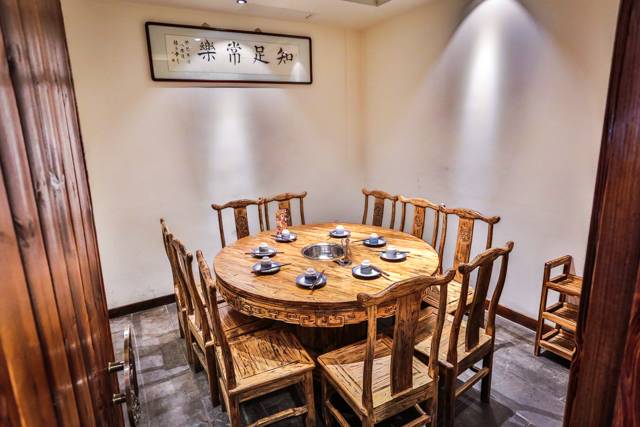 没有“马砂”怎么办？在白堤路这家天津范儿的“吃货大食堂”里，烧烤、火锅、麻小、炒海鲜可以轮番PK到清晨2点！