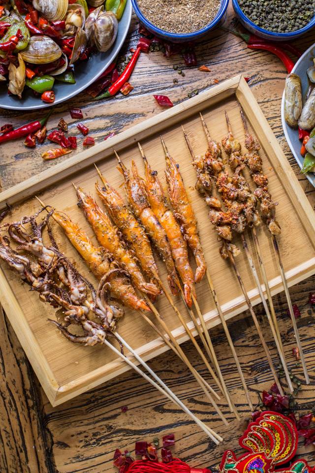 没有“马砂”怎么办？在白堤路这家天津范儿的“吃货大食堂”里，烧烤、火锅、麻小、炒海鲜可以轮番PK到清晨2点！