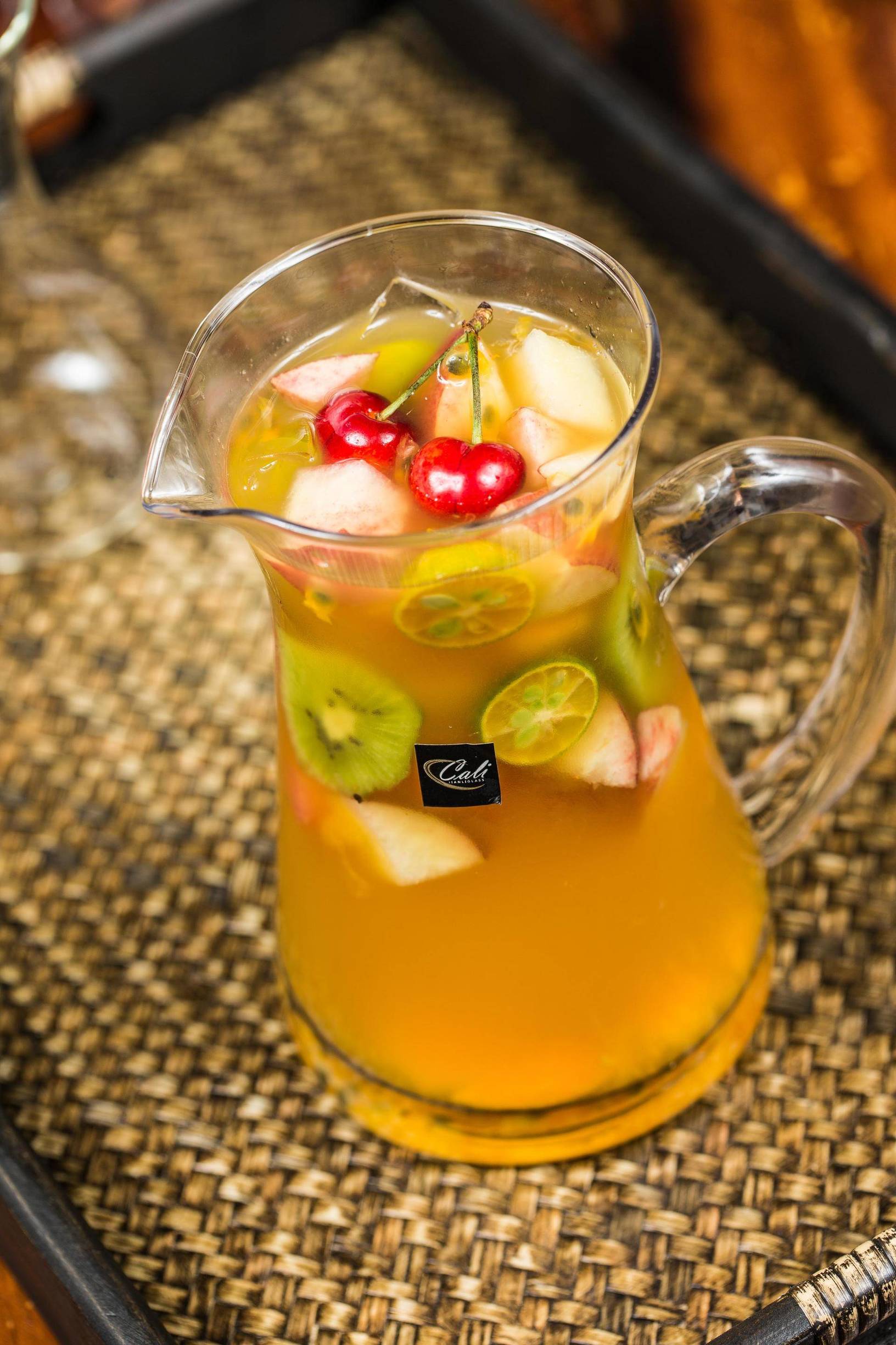 “五级辣”火山辣烤猪蹄、芝士烤肉锅、活鳗鱼三吃，想尝津城独一家才有的招牌菜，你得去津城美食街—西湖道！你能挑战顶级辣？还能打五折