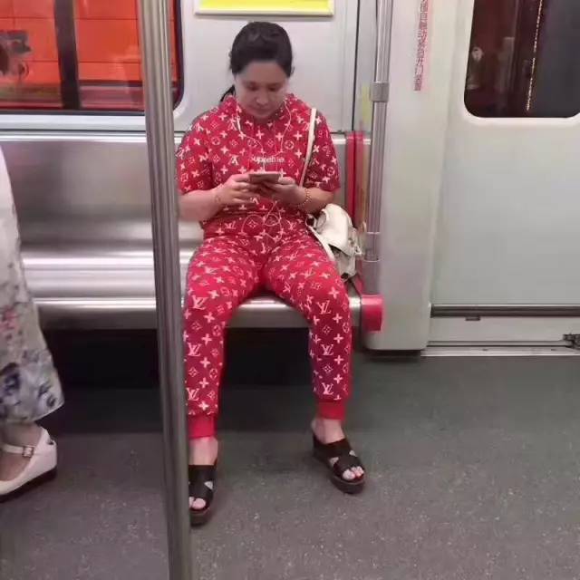 supremexlv联名外套,supreme和lv联名的红色卫衣