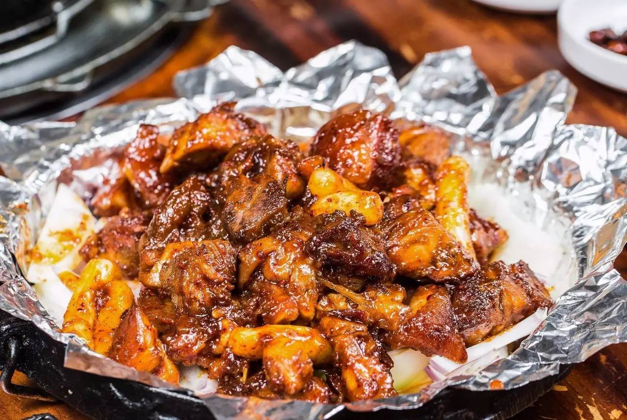 “五级辣”火山辣烤猪蹄、芝士烤肉锅、活鳗鱼三吃，想尝津城独一家才有的招牌菜，你得去津城美食街—西湖道！你能挑战顶级辣？还能打五折