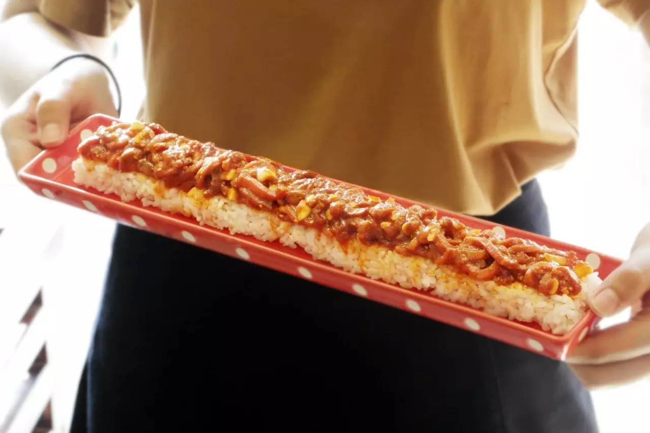 “五级辣”火山辣烤猪蹄、芝士烤肉锅、活鳗鱼三吃，想尝津城独一家才有的招牌菜，你得去津城美食街—西湖道！你能挑战顶级辣？还能打五折