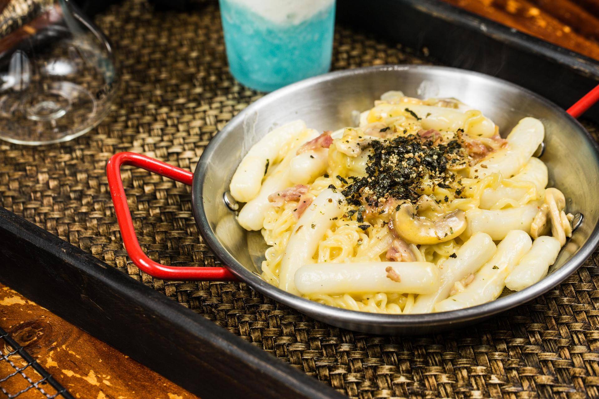 “五级辣”火山辣烤猪蹄、芝士烤肉锅、活鳗鱼三吃，想尝津城独一家才有的招牌菜，你得去津城美食街—西湖道！你能挑战顶级辣？还能打五折