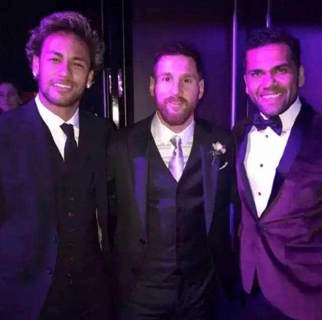 梅西30岁娶了自己爱了22年的女生,31岁篮球天才娶大10岁二婚妻子