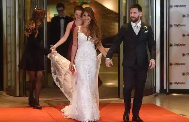 梅西30岁娶了自己爱了22年的女生,31岁篮球天才娶大10岁二婚妻子