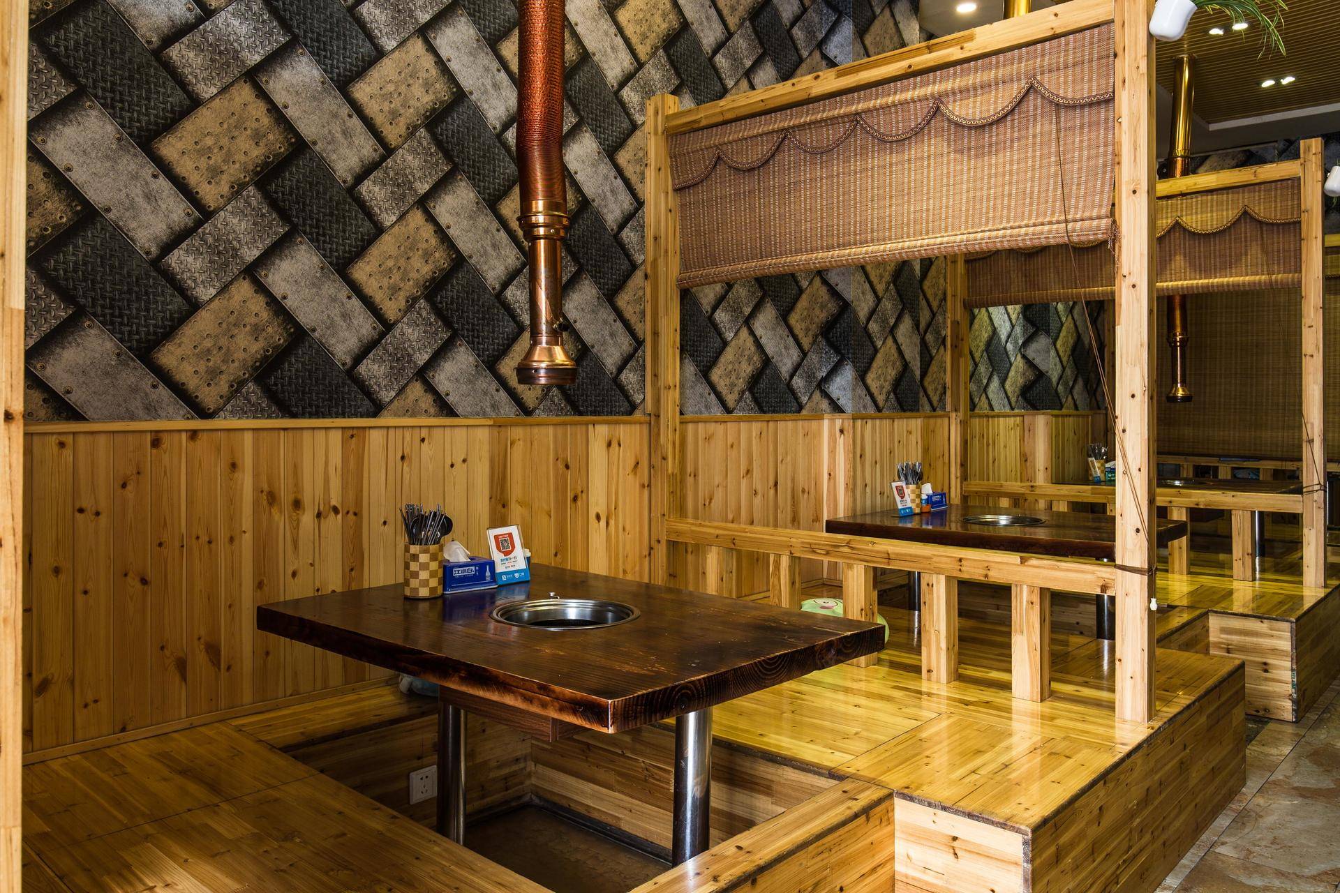 “五级辣”火山辣烤猪蹄、芝士烤肉锅、活鳗鱼三吃，想尝津城独一家才有的招牌菜，你得去津城美食街—西湖道！你能挑战顶级辣？还能打五折