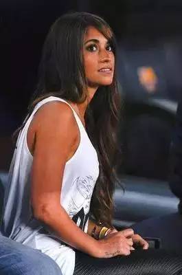 梅西30岁娶了自己爱了22年的女生,31岁篮球天才娶大10岁二婚妻子