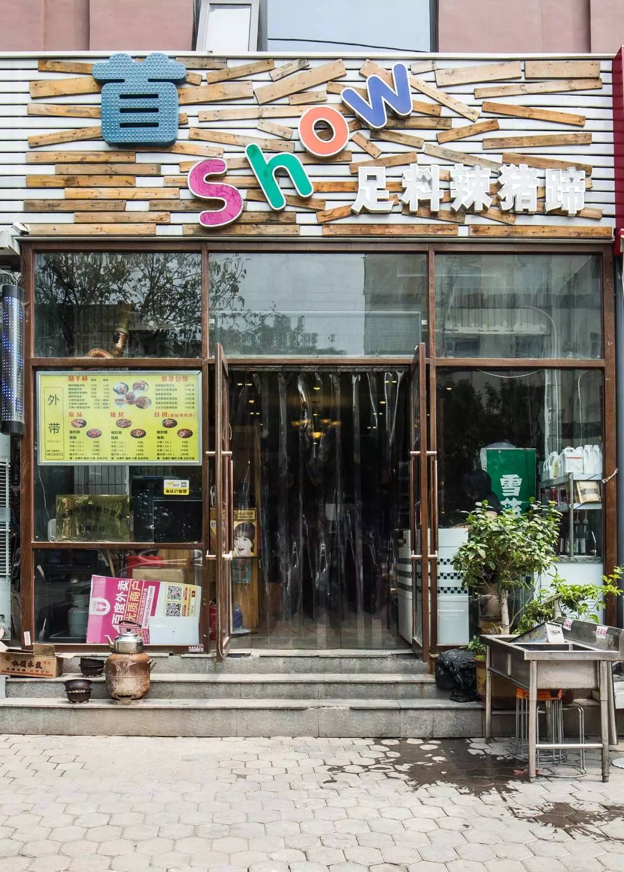 “五级辣”火山辣烤猪蹄、芝士烤肉锅、活鳗鱼三吃，想尝津城独一家才有的招牌菜，你得去津城美食街—西湖道！你能挑战顶级辣？还能打五折