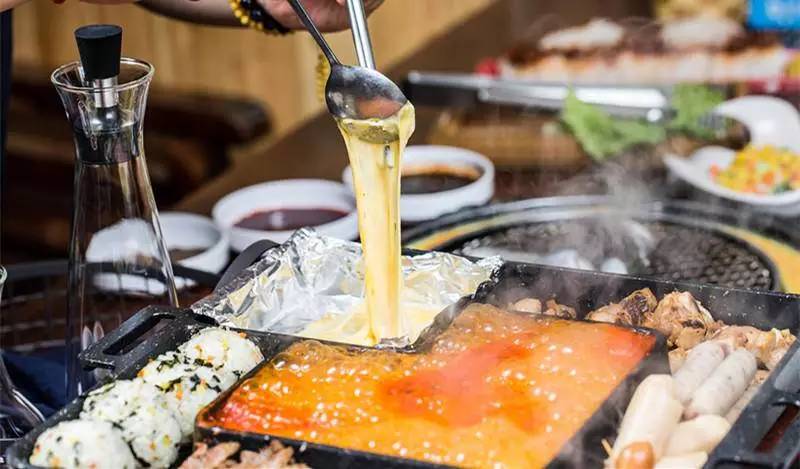 “五级辣”火山辣烤猪蹄、芝士烤肉锅、活鳗鱼三吃，想尝津城独一家才有的招牌菜，你得去津城美食街—西湖道！你能挑战顶级辣？还能打五折