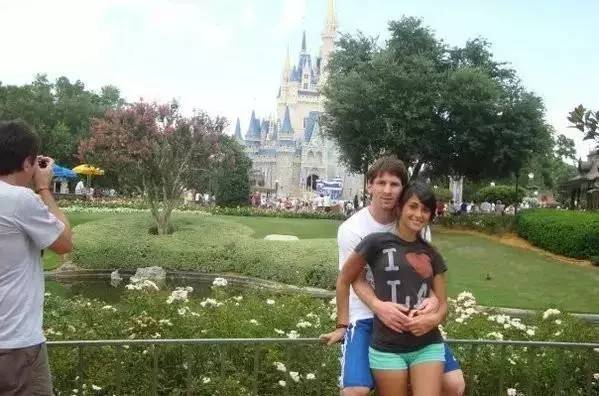 梅西30岁娶了自己爱了22年的女生,31岁篮球天才娶大10岁二婚妻子