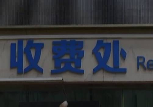 愤怒！安顺一医生被多名男子*力暴**围殴！头部遭踩踏、飞踹……监控记录全过程
