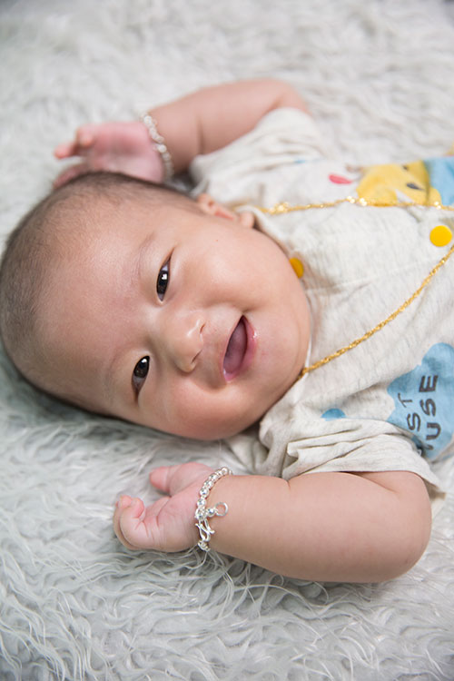 宝宝体重太轻也不怎么会哭,宝宝体重太轻咋喂养