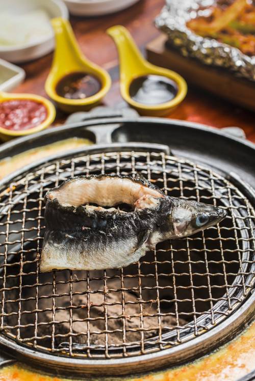 “五级辣”火山辣烤猪蹄、芝士烤肉锅、活鳗鱼三吃，想尝津城独一家才有的招牌菜，你得去津城美食街—西湖道！你能挑战顶级辣？还能打五折