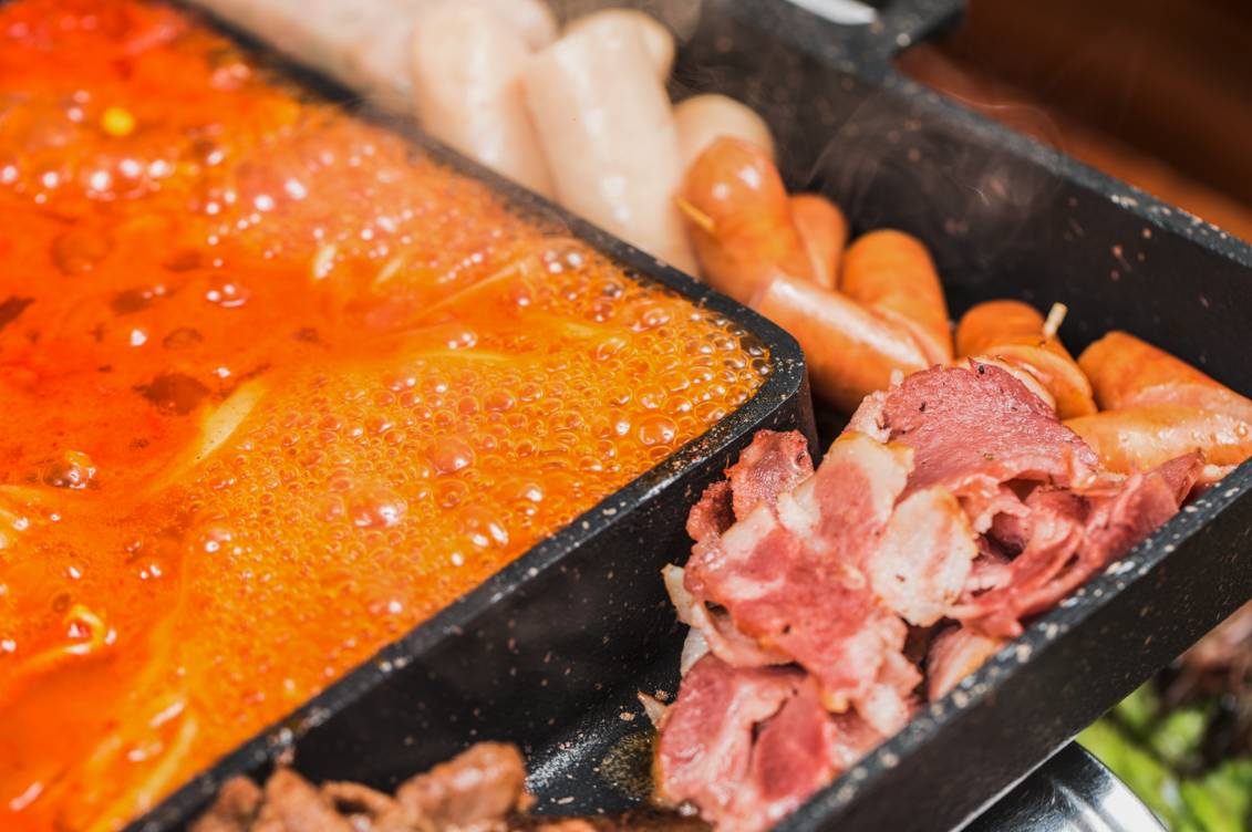 “五级辣”火山辣烤猪蹄、芝士烤肉锅、活鳗鱼三吃，想尝津城独一家才有的招牌菜，你得去津城美食街—西湖道！你能挑战顶级辣？还能打五折