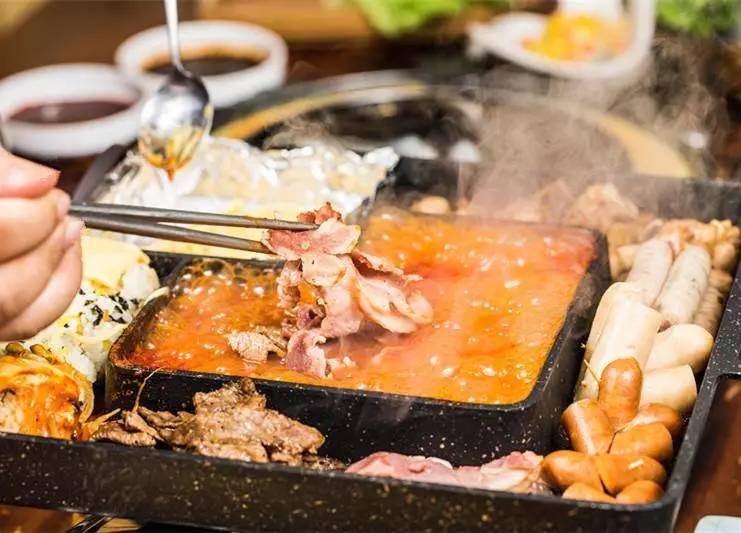 “五级辣”火山辣烤猪蹄、芝士烤肉锅、活鳗鱼三吃，想尝津城独一家才有的招牌菜，你得去津城美食街—西湖道！你能挑战顶级辣？还能打五折