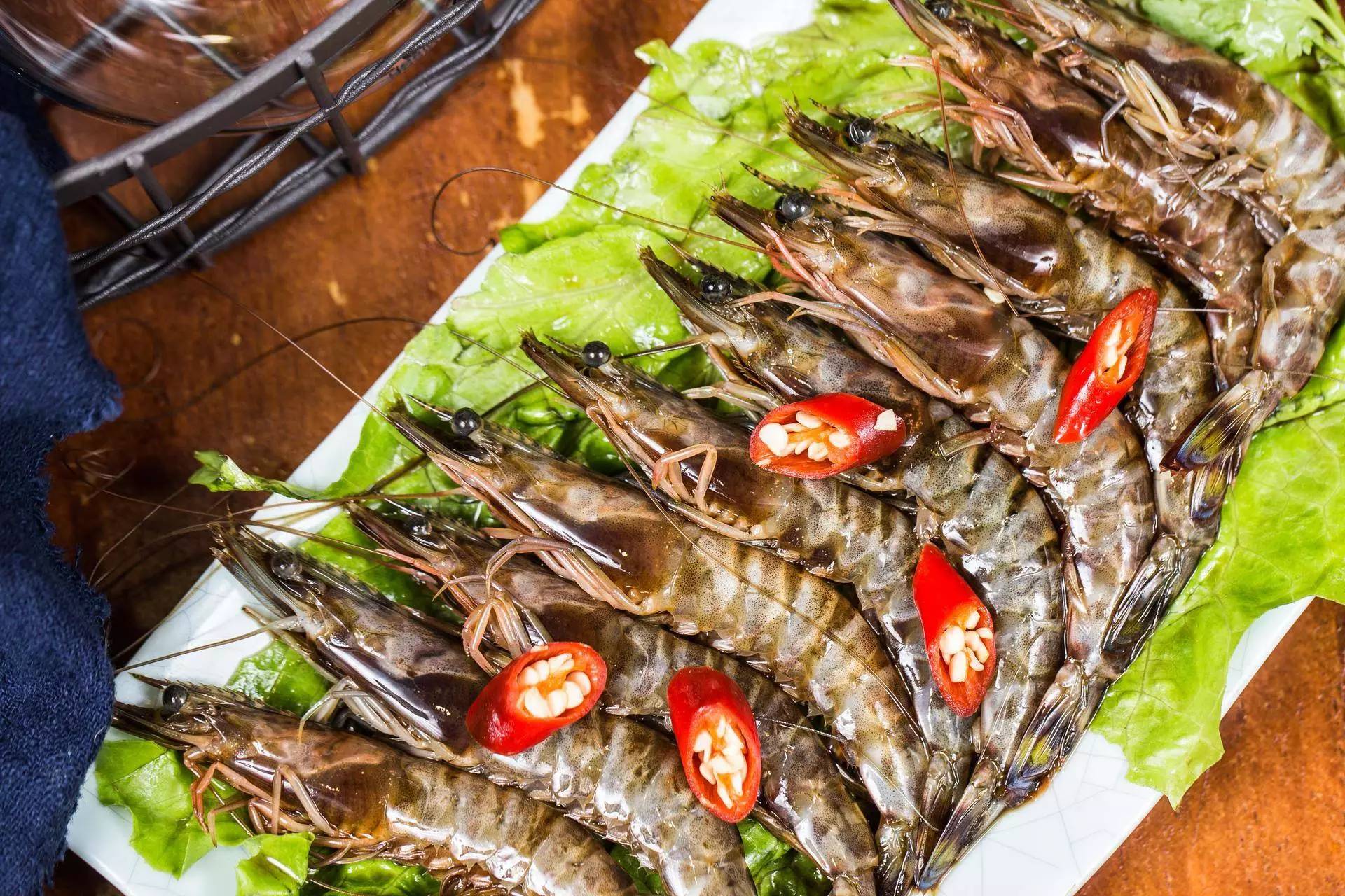 “五级辣”火山辣烤猪蹄、芝士烤肉锅、活鳗鱼三吃，想尝津城独一家才有的招牌菜，你得去津城美食街—西湖道！你能挑战顶级辣？还能打五折