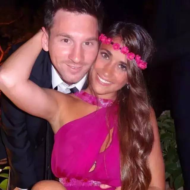 梅西30岁娶了自己爱了22年的女生,31岁篮球天才娶大10岁二婚妻子