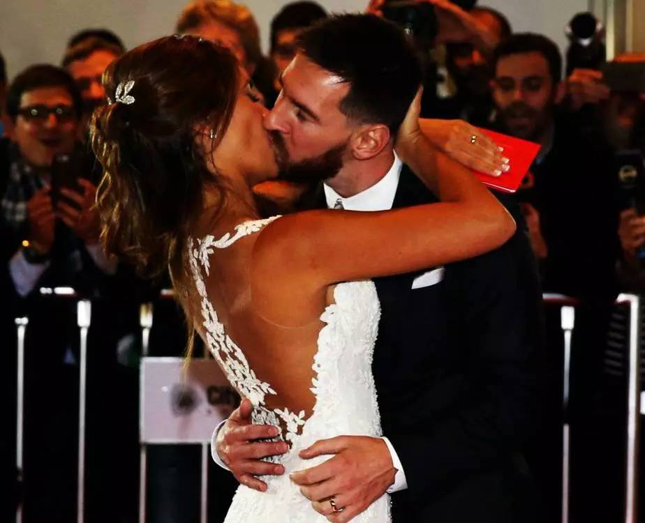 梅西30岁娶了自己爱了22年的女生,31岁篮球天才娶大10岁二婚妻子