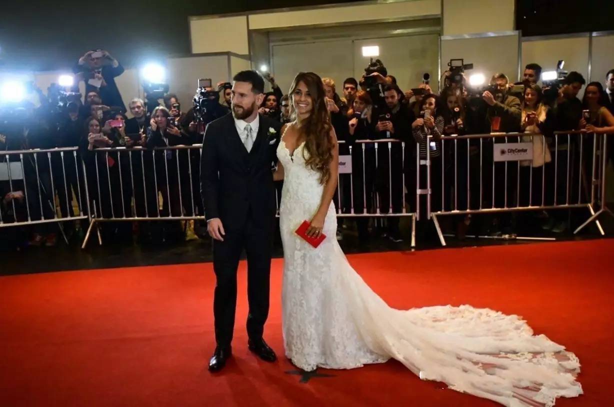 梅西30岁娶了自己爱了22年的女生,31岁篮球天才娶大10岁二婚妻子