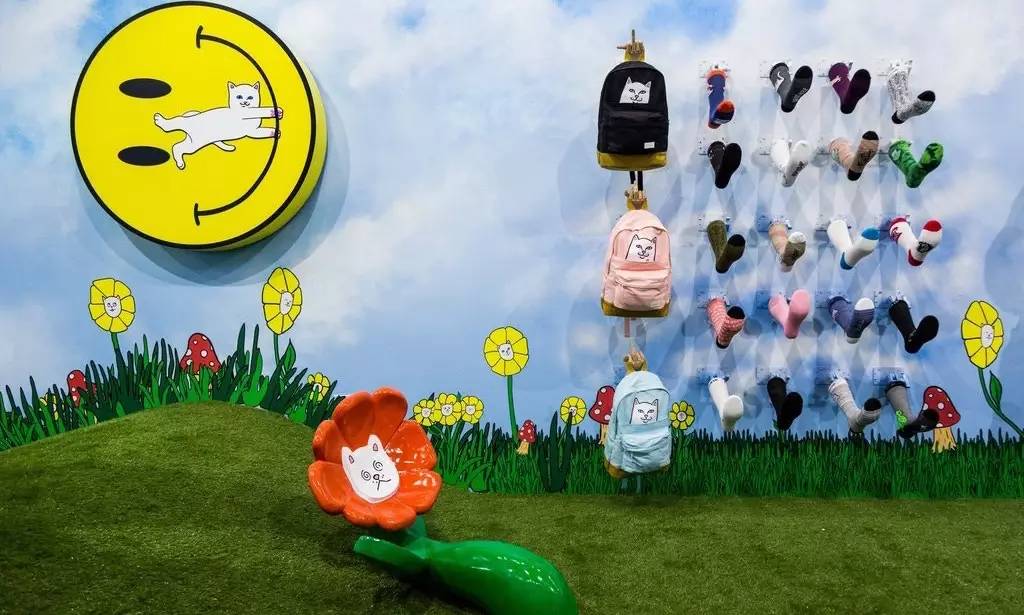 中指猫和supreme联名的卫衣,supreme和中指猫联名