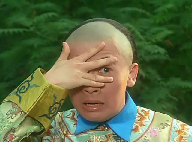 找乐子｜赶紧翻出家里压箱底的塑料拖鞋和洗澡篮子，它们要带你走上时尚巅峰！