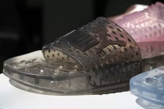 找乐子｜赶紧翻出家里压箱底的塑料拖鞋和洗澡篮子，它们要带你走上时尚巅峰！