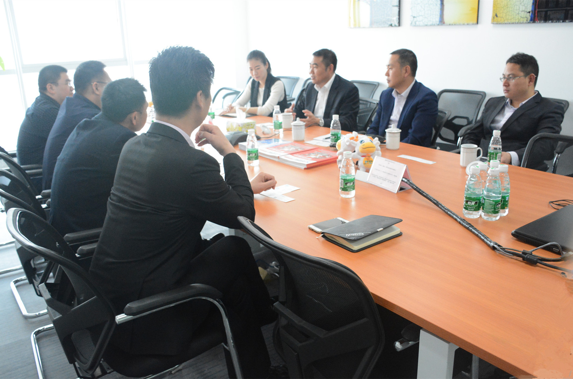 远大物产集团总裁吴向东一行到访找塑料网考察沟通