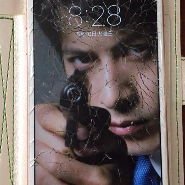 手机玻璃后盖碎了一般要修多少钱,手机屏的玻璃碎了怎么修复