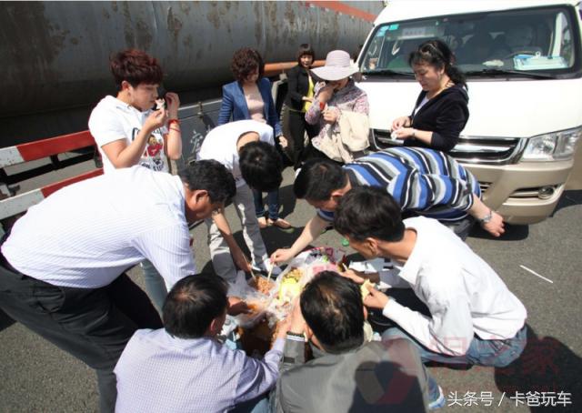 高速遇堵车七个细节决定你的安全,在高速堵车时想去厕所怎么办