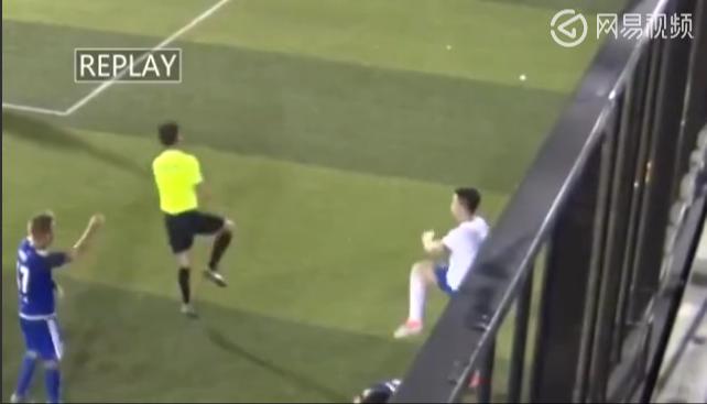 足球比赛红牌罚下打裁判集锦,足球比赛被恶意犯规