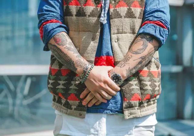 一把伞卖10万天价,一把伞卖七十万块