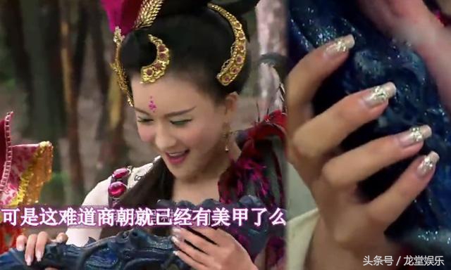 搞笑穿帮：锦绣未央中唐嫣只放了九只孔明灯，请问导演漫天飞舞的这些是魔术变的吗？！