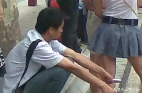 靓女关注！肇庆街头出现变态猥琐男，公交车站*拍偷**女性裙底