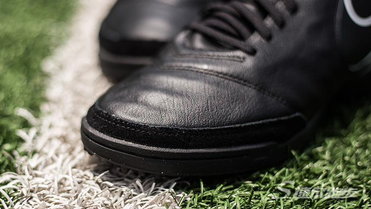 足球专用草坪地毯,足球场地适合的球鞋