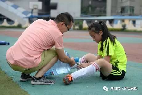 四川成都小学足球队输球获安慰,学校足球队毫无悬念夺冠