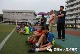 四川成都小学足球队输球获安慰,学校足球队毫无悬念夺冠