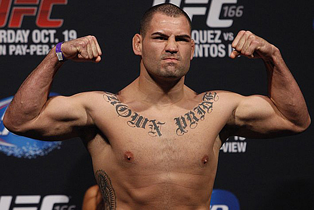 这些世界格斗王者以前都是干嘛的？嘴炮以前是钢管工，菲多是消防员，凯恩是踢足球的