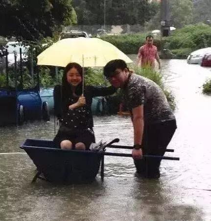 姑娘，我要是追上你就得履行承诺哦，可不要反悔哦