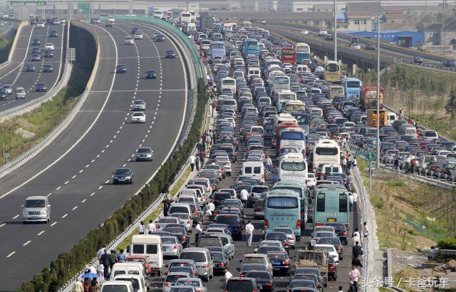 高速遇堵车七个细节决定你的安全,在高速堵车时想去厕所怎么办