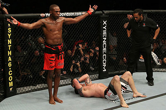 这些世界格斗王者以前都是干嘛的？嘴炮以前是钢管工，菲多是消防员，凯恩是踢足球的