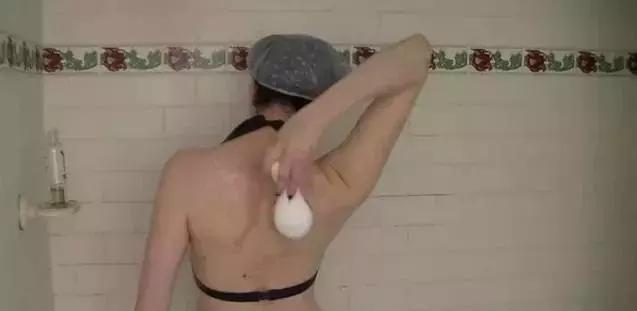 背部痘痘如何快速解决,背部痘痘反复长不停如何正确祛痘