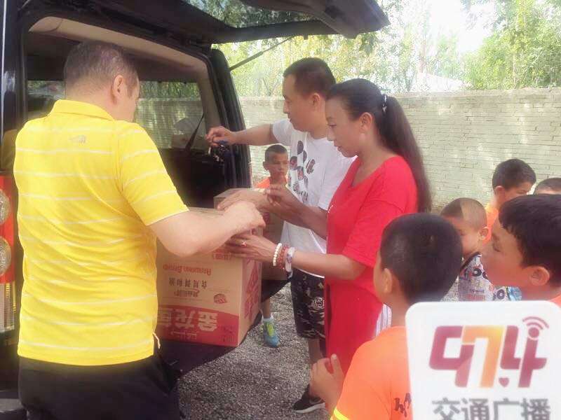 精河县的12名足球小子，我们来了！