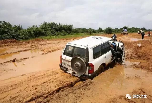 车被陷住怎么自救,车被陷住怎么推